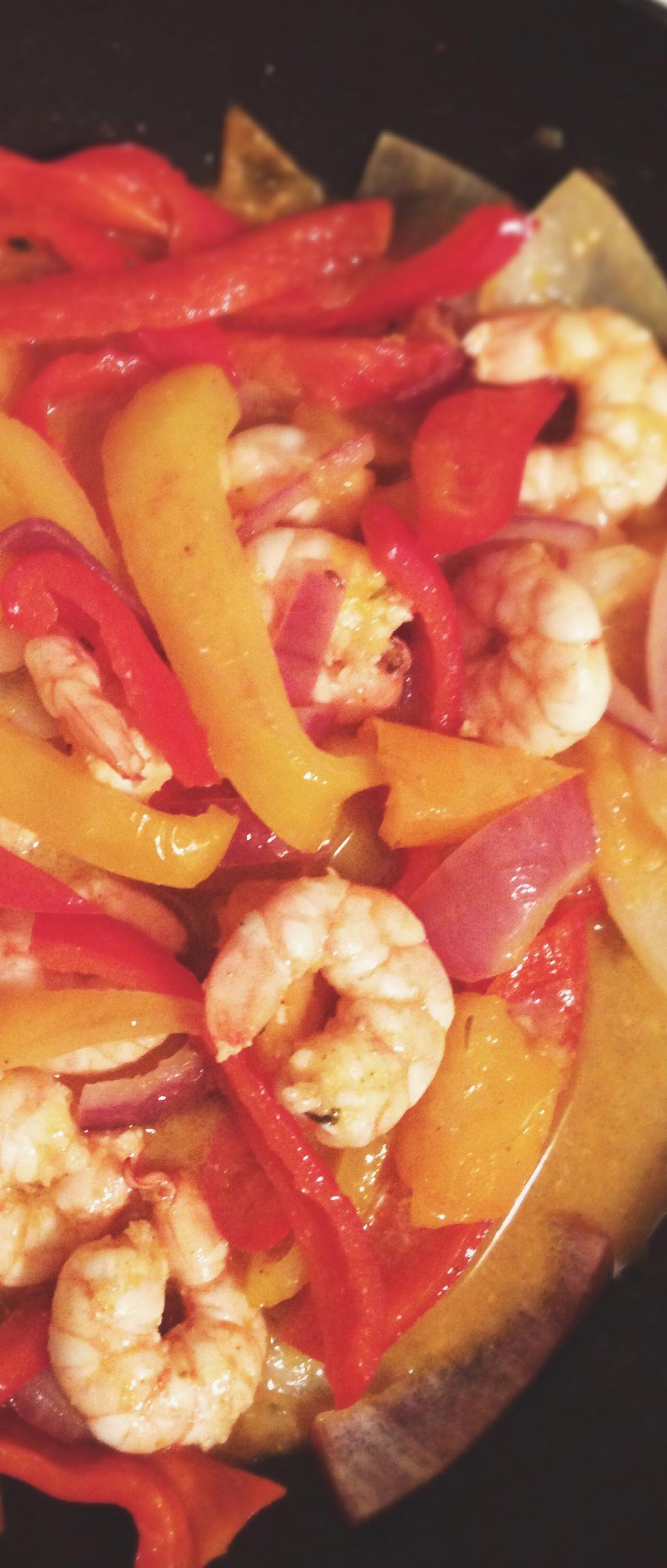 spicy shrimp fajitas Prep Time: 20 min Total Time: 20 min 20 medium frozen shrimp dash of hot sauce chopped lettuce 2 sliced bell peppers 4-6 small tortillas lime slices 1 sliced onion 1/2 cups