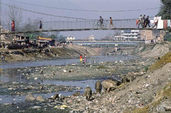 Ô nhiễm nặng trên sông Vishnumati ở Kathmandu (Nepal) do không có dòng chảy tối thiểu.
