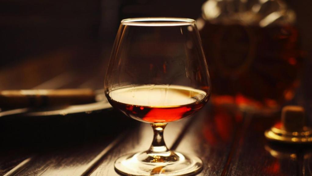 Cordials, Liqueurs, Filtered, Brandy and Non-Sediments Fortified Wines Service A guéridon is indispensable for after dinner drink service, all materials should be placed on it before commencing