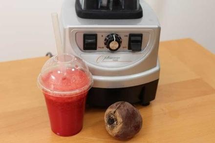 THE RED ONE SMOOTHIE Juicy Ingredients 1 beetroot 4 carrots 1/2 pineapple 1/2