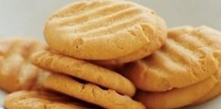 Crunchy Biscuits 50g soft margarine Remember a named box 40g castor sugar to take your Crunchy 50g self-raising flour Biscuits home in 25g porridge oats a drop of vanilla essence (provided in school)