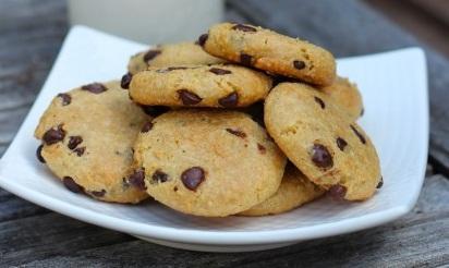 The Best Paleo Chocolate Chip Cookies Submitted by: The Baboo Serves: 5 Cooking Time: 10-12 Minutes Non-Dairy 1 1/2 cups sifted blanched almond flour 1/4 teaspoon baking soda 1/4 teaspoon sea salt 2