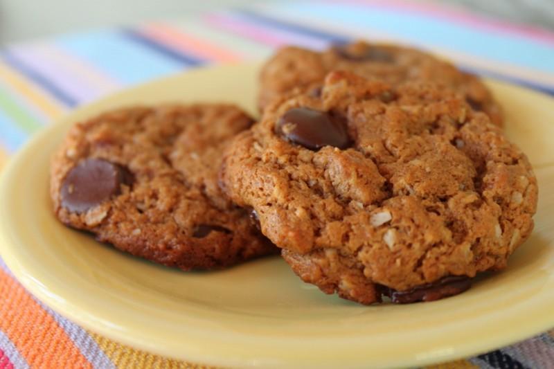 Almond Butter Dark Chocolate Chip Cookies Submitted by: The Unrefined Kitchen Serves: 5 Cooking Time: 9-12 Minutes Non-Dairy 1 cup almond butter 1/3 cup honey 1 egg 1 tbsp vanilla 1/2 tsp salt 1/2