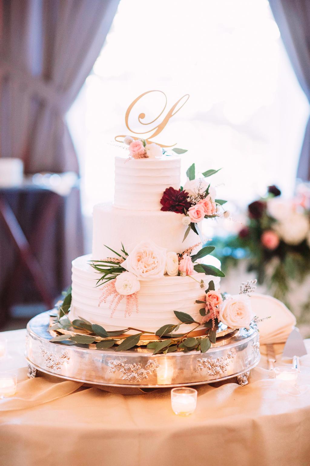 DESSERTS Your wedding cake is the exclamation point on the reception and it should be a total reflection of your style and taste.