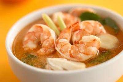 TOM YUM GAI / GOONG ( ต มยำ ไก / ก ง ) Hot and Sour Tom Yum Soup - Chicken / Prawn Famous Thai spicy hot and sour chicken or prawns soup with chilli, lemongrass, kaffir lime leaves,