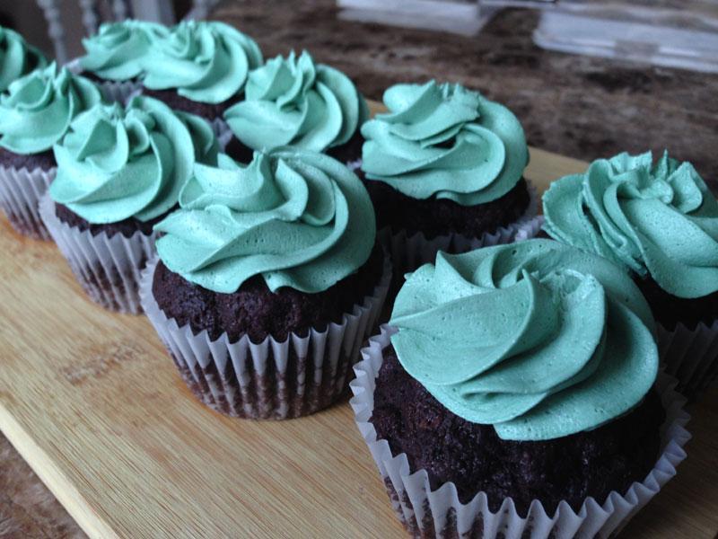 Vegan Chocolate Cupcakes Make 12 cupcakes Ingredients: 1 ½ cups oats ½ cup sugar ½ cup cocao powder 2 teaspoons baking powder Pinch of salt 1 mashed banana ¼ cup vegetable oil ¾ cup almond or soy
