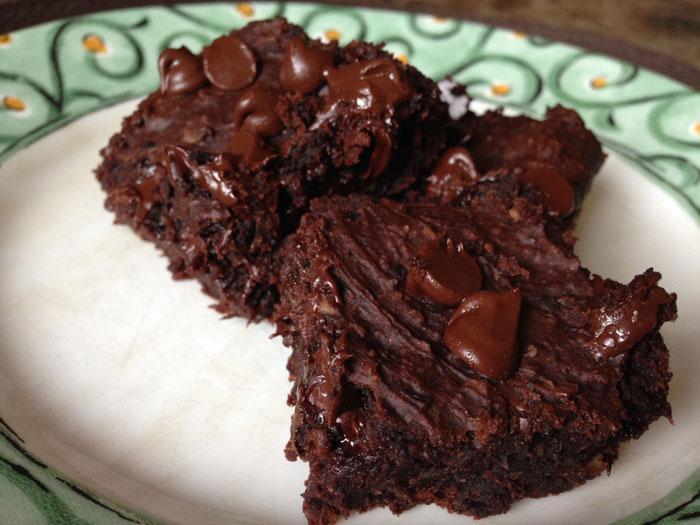Black Bean Brownies No Eggs Makes 12 brownies Ingredients: 1 x 15 ounce can of black beans (or 1/2 cup dry, soaked and fully cooked) 1 cup sugar ½ cup oats ¼ cup cocao powder 1/4 cup vegetable oil