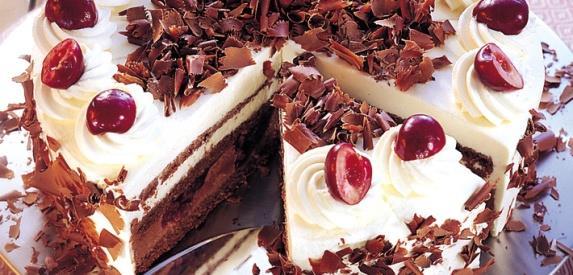 Decorating Cream for Black Forest Gateau Ingredients for 12 Portions, Ø 26 cm ring 300 g QimiQ Classic, unchilled 700 ml Cream 36% fat 180 g Sugar 2 sachets Vanilla sugar 700 g Cherries, tinned and