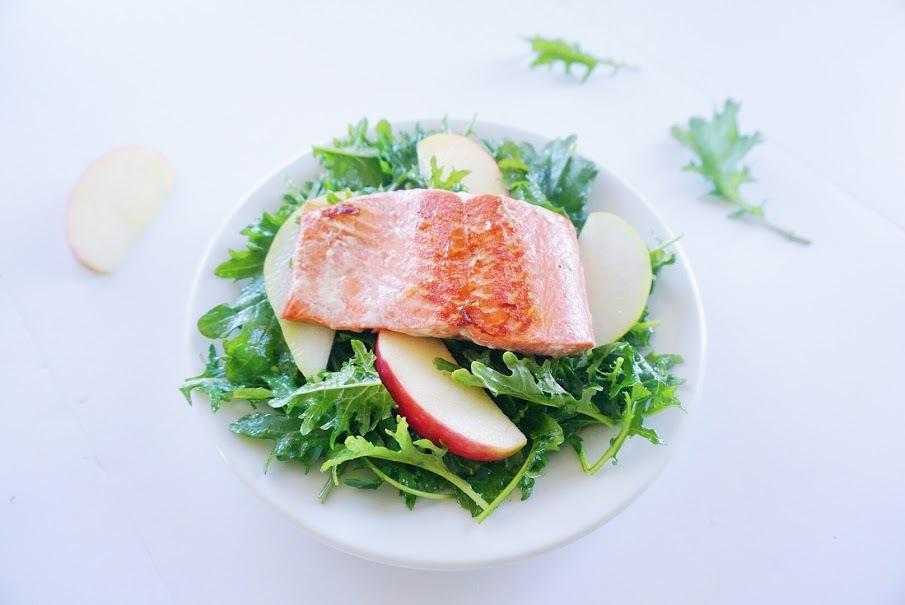 Salmon Salad with Winter Fruit (makes enough for Day 5 and Day 6) Ingredients 12oz piece of salmon 2 teaspoons coconut oil 1/2 of an apple sliced 1/2 of a pear sliced 4 cups of baby kale 2 teaspoon