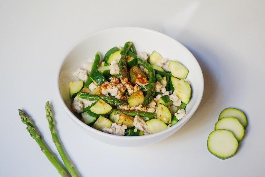 Zucchini Stirfry (Makes enough for Day 1 and Day 2) Ingredients 2 zucchini 20 stalks of asparagus 2 tablespoon olive oil 2 cup ground turkey 1 teaspoon paprika Pinch of salt Pinch of pepper