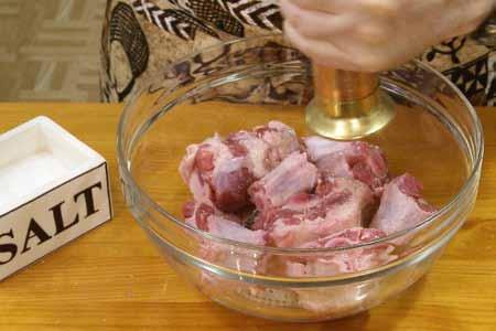 1 STEP-BY-STEP 2 Season the oxtails lightly with salt and pepper.