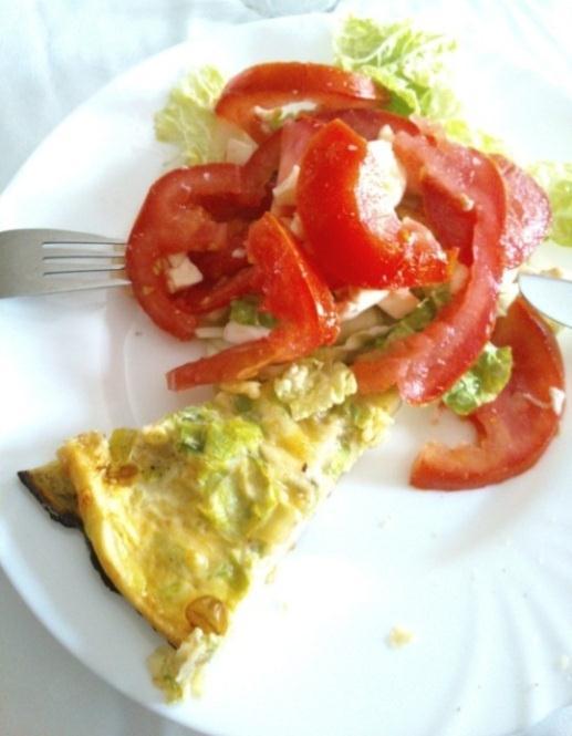 Leek quiche Ingredients (4-6 servings): 1 pastry dough 4 eggs, beaten ½ cup of milk 3 leeks, washed, thinly sliced butter salt vegetables for making salads Preparation: 1.