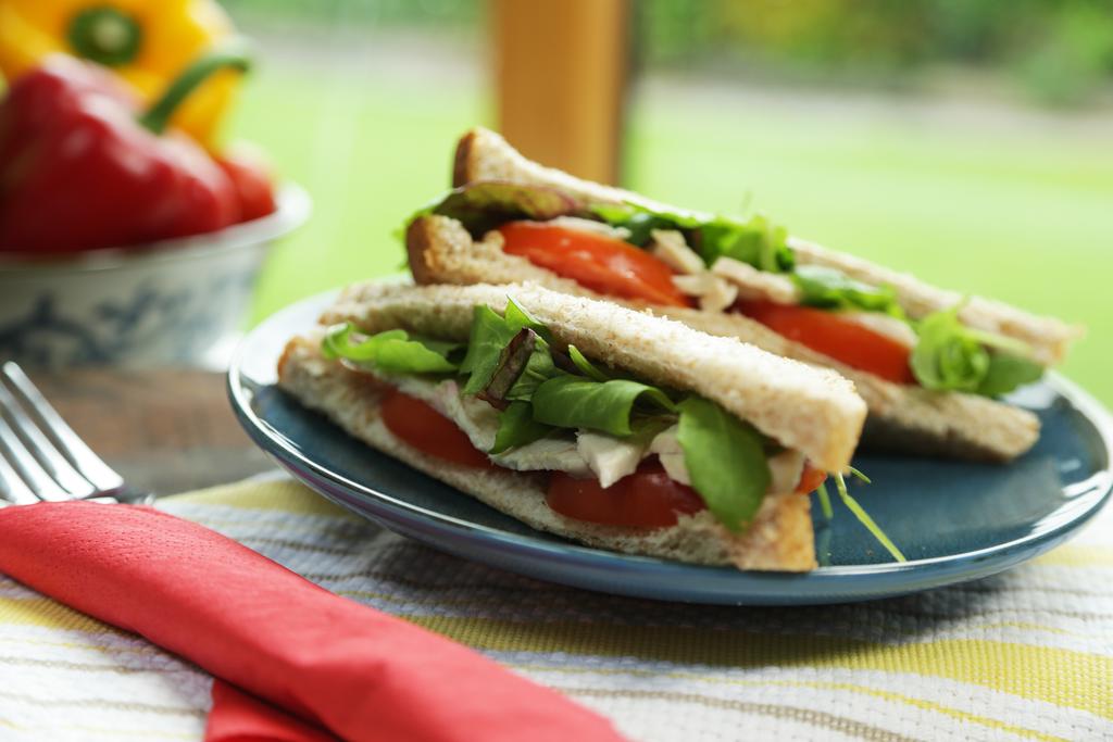 Turkey Club Sandwhich Calories per portion: 437 2 slices wholewheat bread 100g turkey 50g mixed leaves 1 tomato 1 tablespoon salad cream Place bread on a plate and spread