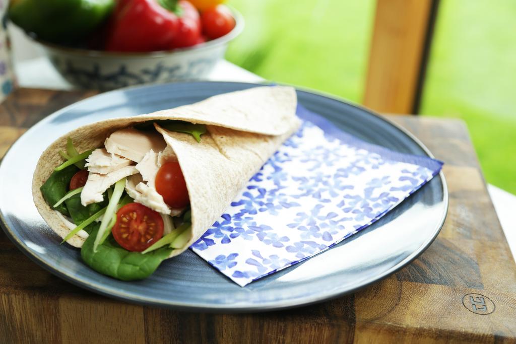 Wholemeal Chicken Wrap Calories per Portion: 395 1 wholemeal wrap 100g cooked chicken 50g spinach ½ stick of celery, chopped 1 teaspoon light mayonnaise 50g baby