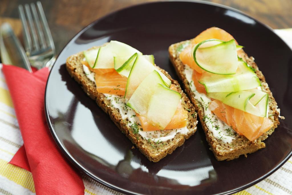 Open Face Salmon Sandwich with Dill Mayo Calories per Portion: 436 2 slices of brown bread (Traditional brown bread/soda bread style) 1 teaspoon