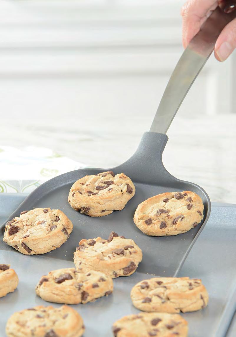 1588 COOKIE COOLING RACK Perfect for cooling your most famous chocolate chip cookies, pastries or cakes.