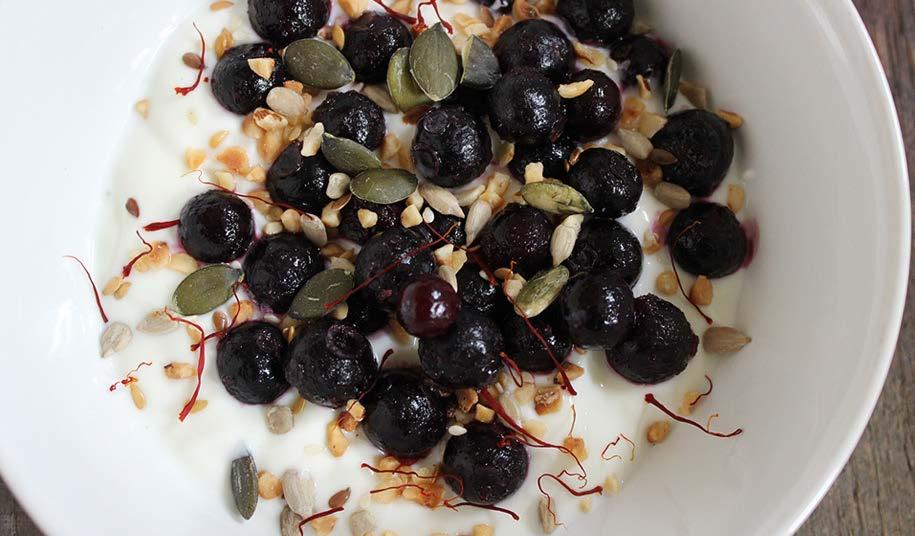 Blueberry crunch 125g plain or Greek yoghurt (use