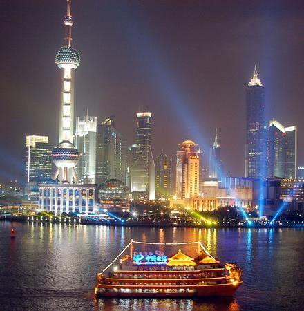Shanghai : Cruise on HuangPu River A Huangpu River Cruise is one of the best ways to see both old and new Shanghai.