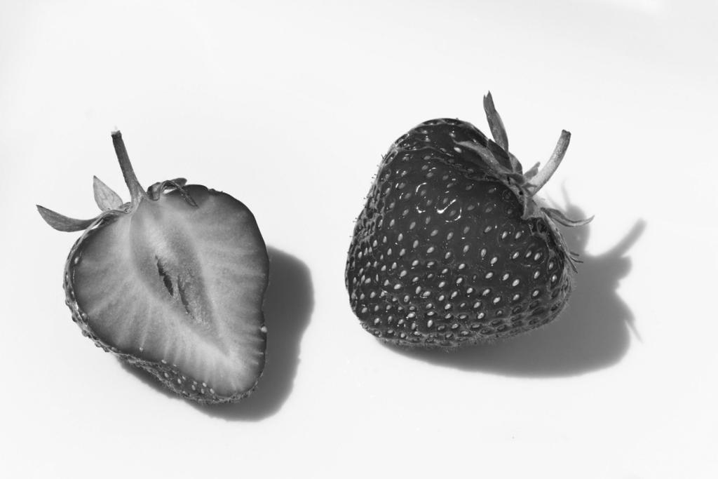 7 2 Fig. 2.1 shows two halves of a fresh strawberry fruit.