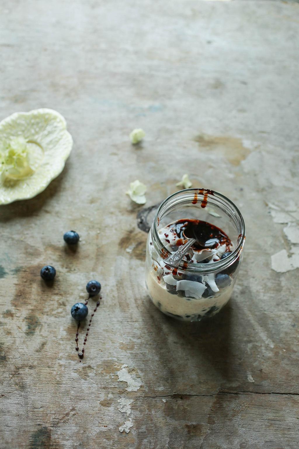 blueberry sesame overnight oats 1 serving 3/4 cup (75g) oats 3/4 cup (185ml) sesame milk or milk of your choice small handful of blueberries couple spoons of coconut chips a drizzle