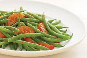 Green Beans and Tomato Salad Makes: 6 servings, 3/4 cup each Preparation Time:10 min 3 cups (1 lb) hot cooked green beans 2 plum tomatoes, cut into thin wedges 2 tablespoons fresh basil, chopped 1/4