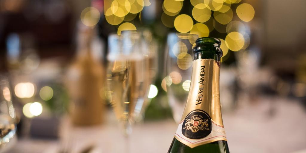 NEW YEAR S EVE MENU three courses 34,95 59,95 with wine pairings Available from noon ON ARRIVAL STARTERS MAIN COURSES DESSERTS HORS D OEUVRES Sourdough baguette, olives and amuse-bouche Kir Royale,