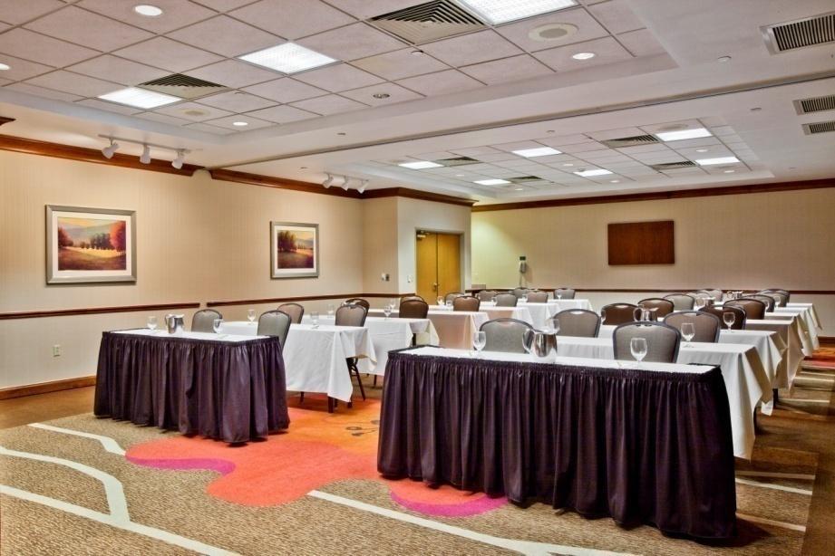 M E E T I N G S P A C E Boardroom Hold your board meeting in our 336 square foot Boardroom which comfortably seats 12 people, conference style, in our oversized captain chairs.