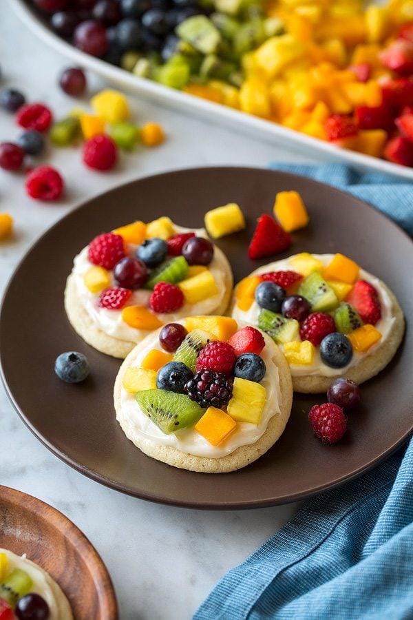 SUGAR COOKIE FRUIT PIZZAS SUGAR COOKIES 1 1/4 cups all-purpose flour 1 tsp baking soda 1/4 tsp cream of tartar 3/4 cup granulated sugar 1/2 cup unsalted butter, softened 1 large egg 1 tsp vanilla