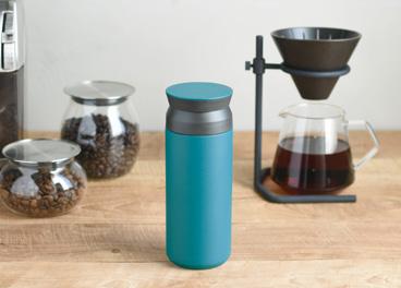 The cap feels smooth on the mouth and is structurally designed to stop ice cubes and hot drinks from coming out