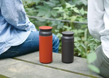 With a compact form and a leak-proof lid, it is ideal for carrying around.