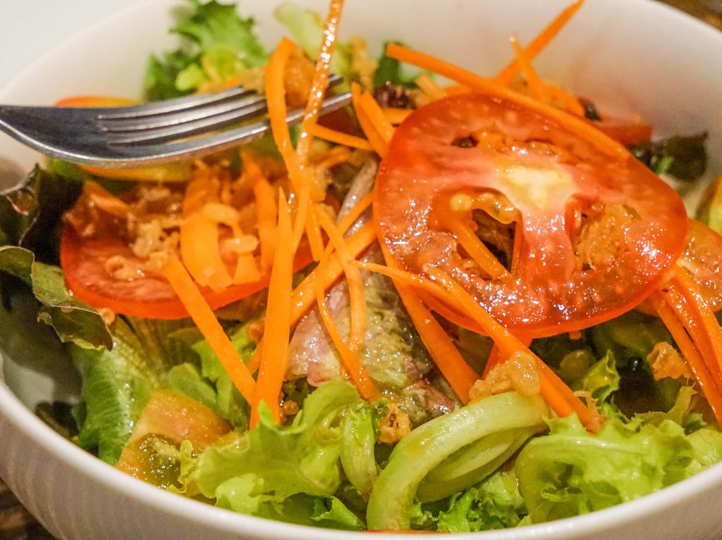 Ginger Dressing (Japanese Steakhouse Style) Yield: ½ c Total Prep Time: 5m 5 baby carrots ¼ yellow onion, chopped ½ garlic clove ½ c water 2 tbs fresh ginger root, minced 1 tbs seasoned