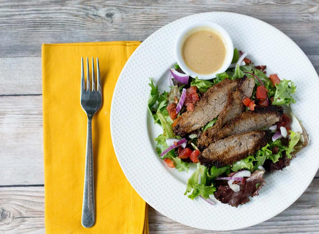 BLACKENED SKIRT STEAK BLT SALAD SALAD 1 lb skirt or flank steak, trimmed 4 slices turkey bacon, cooked and chopped 4 cups baby mixed greens 2 cups tomatoes, chopped 1/2 cup red onion, sliced 2 tsp