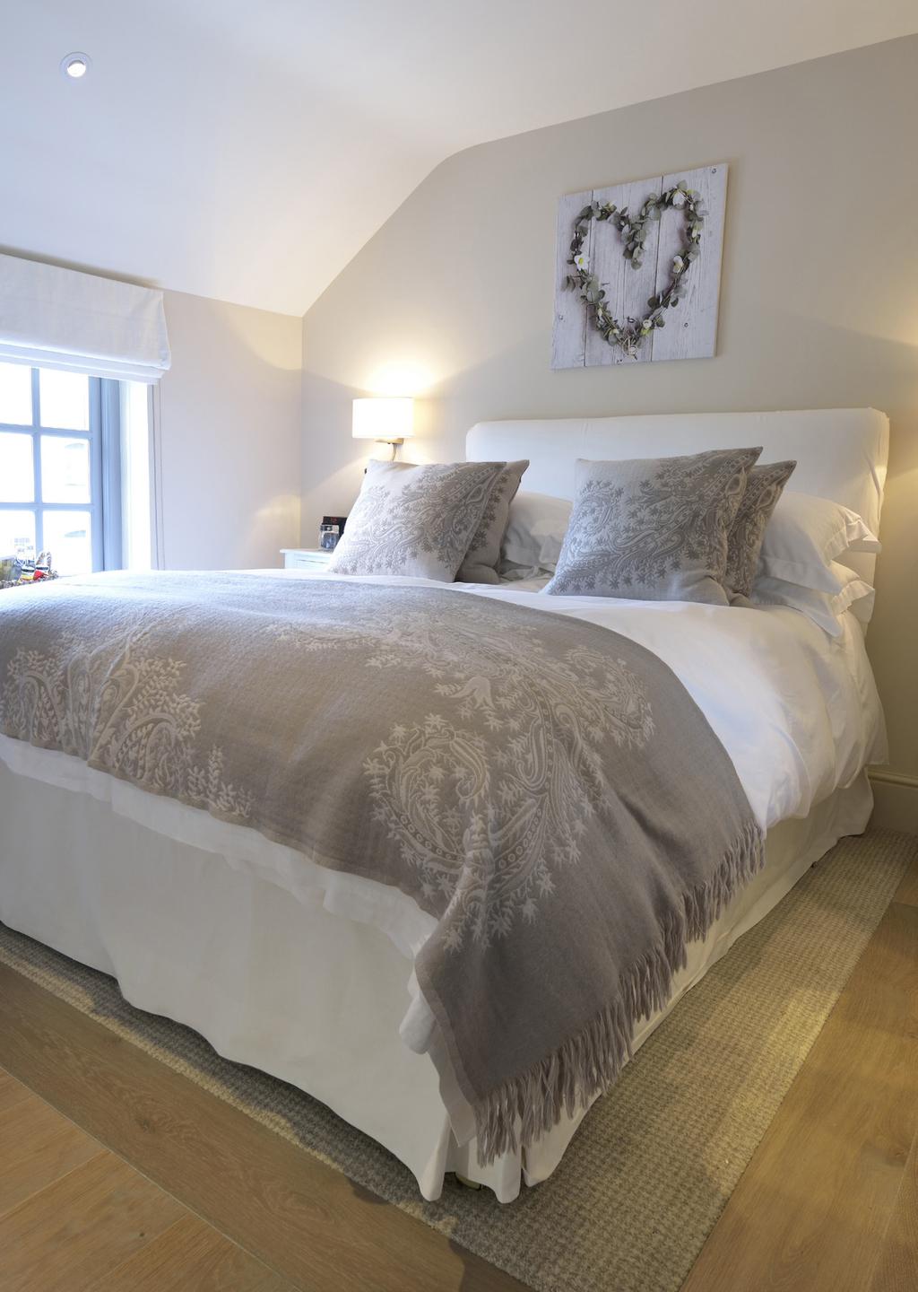 OUR BOUTIQUE BEDROOMS The Fuzzy Duck has 4 stunning bedrooms available for you and your guests. Each of our rooms is well stocked with the finest Baylis & Harding products for perfect pampering.
