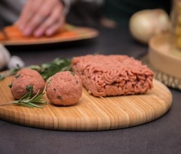 Fresh Mince With this unique vegetarian mince you can create and vary your own products. Make your own bites, hamburgers or sausages. This product is not yet cooked and one has to bring it to taste.