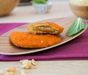 Saté Schnitzel The Saté Schnitzel is filled with a delicious, spicy peanut sauce. Very tasty with an Indian or Asian dish. The weight of a Saté Schnitzel is 100 grams.