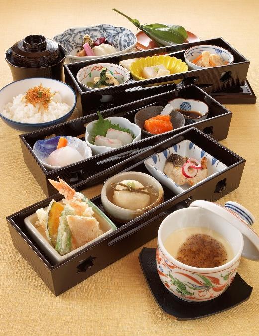 lunch-only menu Chef s Feast Lunch 2,500 Irodori Box Scattered Sushi (Chirashi Sushi) for : 3,000 Appetizer : Assorted Traditional Dishes of the Day : Carefully Selected Raw Fish Artfully Prepared by