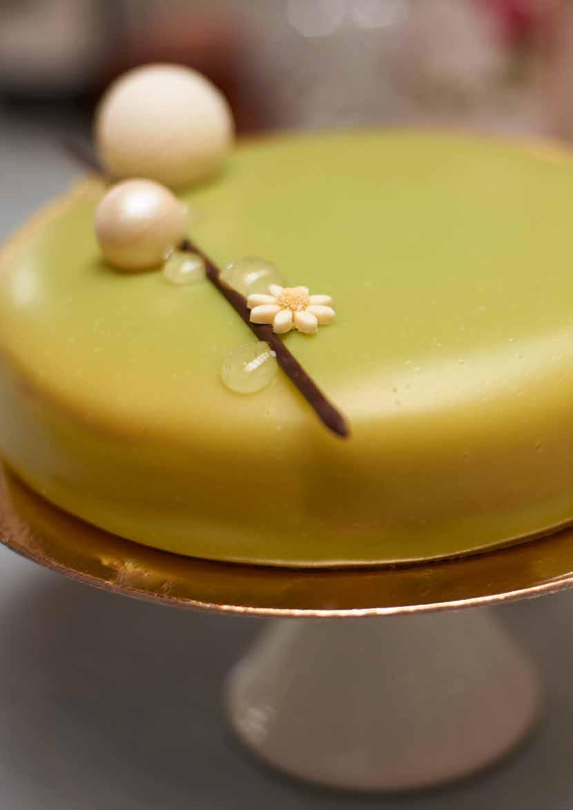 TipSpray Chocuise souplesse pistacchio over the cake in