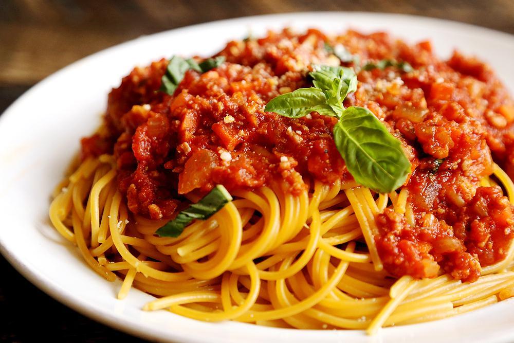 SPAGHETTI BOLOGNESE ⅛ packet spaghetti 1 ml salt 5 ml cooking oil ½ carrot ½ onion 2 slices green pepper 3 ml curry powder 15ml cooking oil 200 g mince 3ml barbecue spice 1 tomato ½ cube beef stock