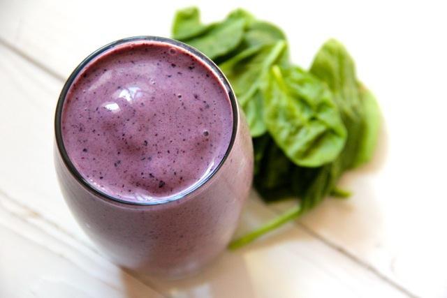 Thursday SuperGreen Smoothie Snack Blueberry Ginger Cocktail (Serves:1) 2 handfuls spinach or romaine lettuce 1 cup frozen blueberries ¼ inch knob ginger, peeled 1 tablespoon chia seeds 2 organic