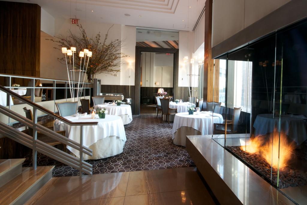 HOURS dinner: Daily, 5:30pm 10:00pm lunch: Friday, Saturday and Sunday, 11:30am 1:30pm INTERIOR Striking views of Central Park and Columbus Circle.