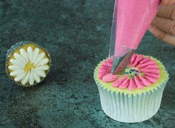 Place a Jem 104 tube into a bag with 7 buttercream and with the wide end facing