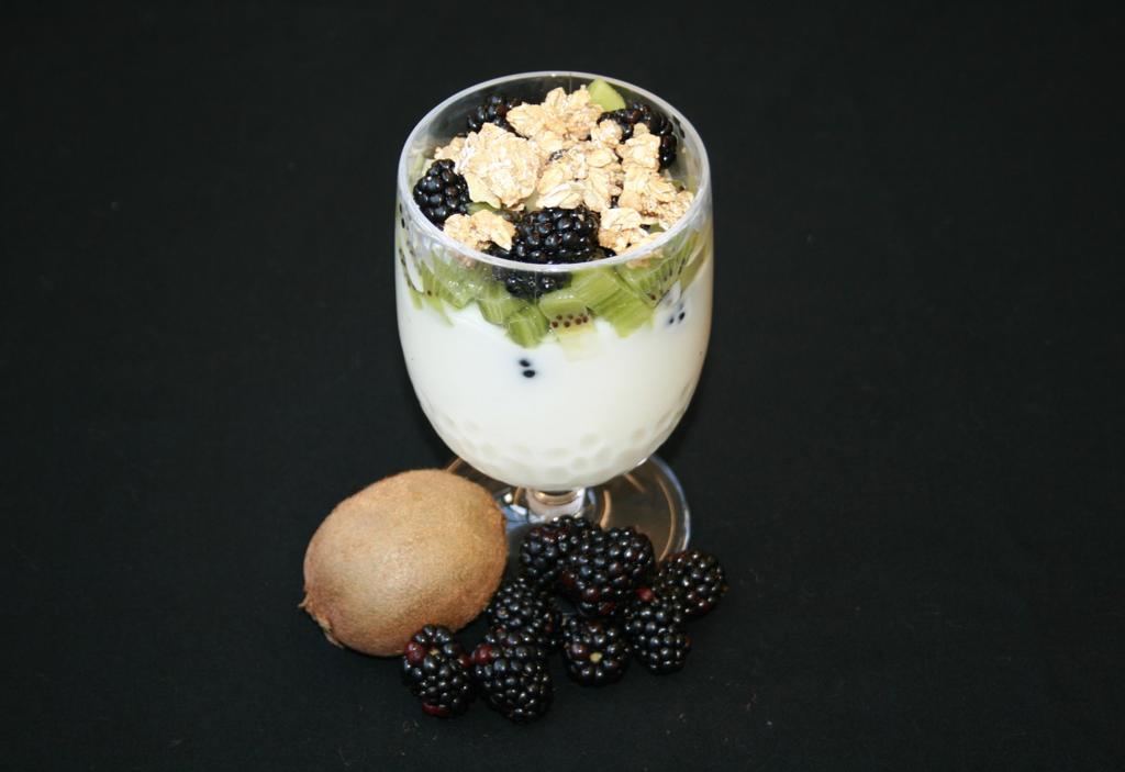 Blackberry Yogurt Crunch ½ cup kiwi, diced (about 1 medium) 1 cup blackberries 1 cup low-fat vanilla yogurt ½ cup granola May Place diced kiwis and blackberries in a medium bowl.
