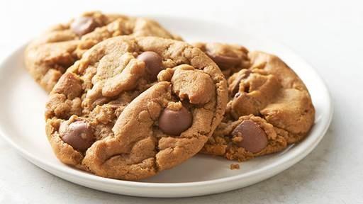 Simple Gluten Free Peanut Butter Chocolate Chip Cookies By Brenda Liddle Yield: About 30 cookies Ingredients 1 cup peanut butter 1 cup packed brown sugar 1 tsp baking soda 1 egg 3/4 cup semi-sweet