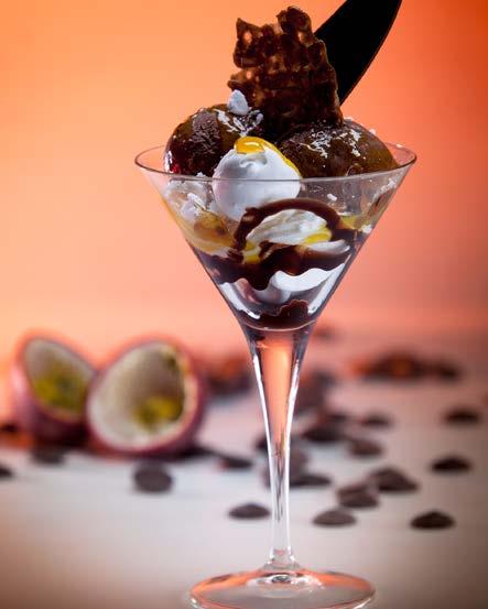 Pavlova Douã globuri de îngheþatã de ciocolatã, variegato de fructul pasiunii, topping de ciocolatã, bezele crocante.