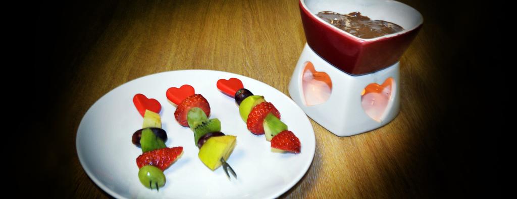 Mother s Day Chocolate Fondue Serves 5 1 green apple, peeled and cored 10 grapes 2 kiwi fruits, peeled 100g raw chocolate (85% raw cocao) Preparation Method Cut the fruit into pieces and add a