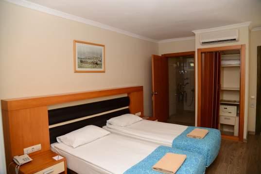 ROOMS HANDICAPPED ROOM LOCATION SPACE FEATURES Garden view 21 m2 6 rooms.