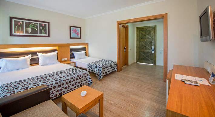 ROOMS LOCATION SPACE FEATURES STANDARD LARGE ROOM Garden view 26m2 65 rooms.
