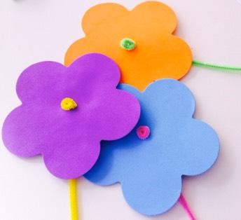 Foam spring flowers Here is one clean and simple craft, perfect for a toddler.