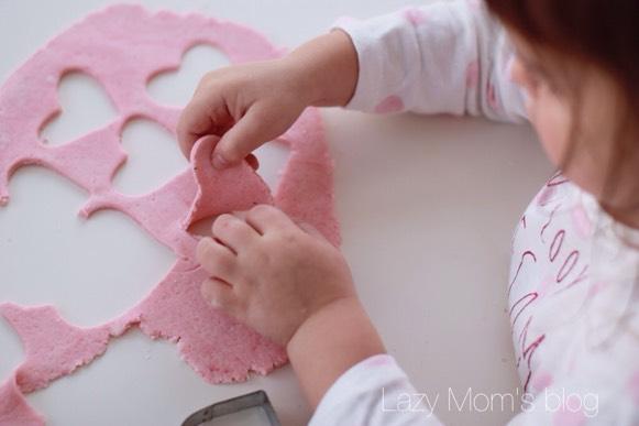 Salt dough heart garland The pleasure of making a toy from scratch teaches kids that we can make something