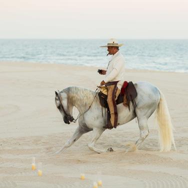 MOUNTED ENGAGEMENT RING Set the stage for a magical Mexican proposal with a romantic dinner on the beach.